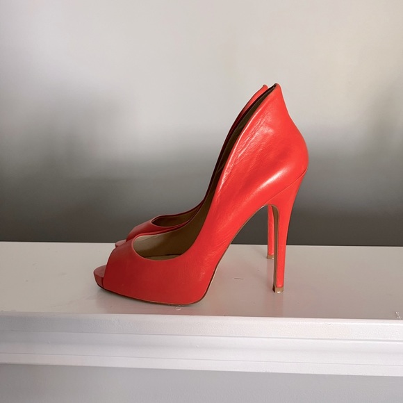 ALDO SOFT LEATHER HEELS IN A BEAUTIFUL CORAL COLOR!! ONLY WORN TWICE  👠 - Picture 2 of 2